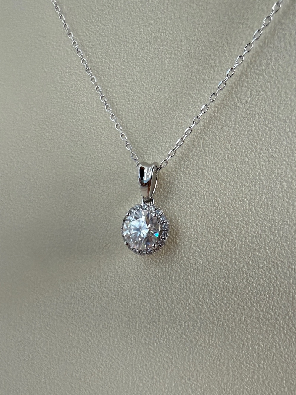 S925 Moissanite Round Halo Diamond Pendant Necklace - Picture 3 of 6